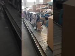 Esplorate la linea di produzione della fabbrica di motociclette e assistiate alla squisita maestria dei lavoratori