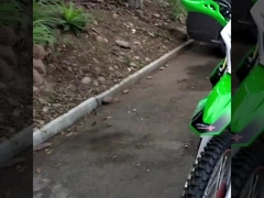 Moto da 250 cc, chassis solido e pneumatici e sospensioni potenti, aspetto raffinato