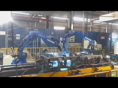 Processo produttivo di fabbrica di tricicli funzionamento efficiente dei robot e cooperazione tacita dei lavoratori